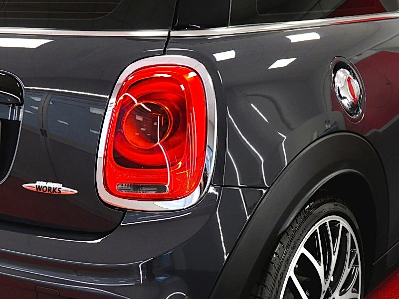 Super shiny car body after a car polishing service 