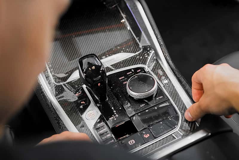 Application of protective film on the interior carbon fiber plastic of the car