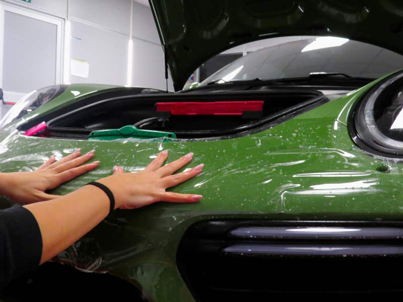 Application of paint protection film on a Porsche