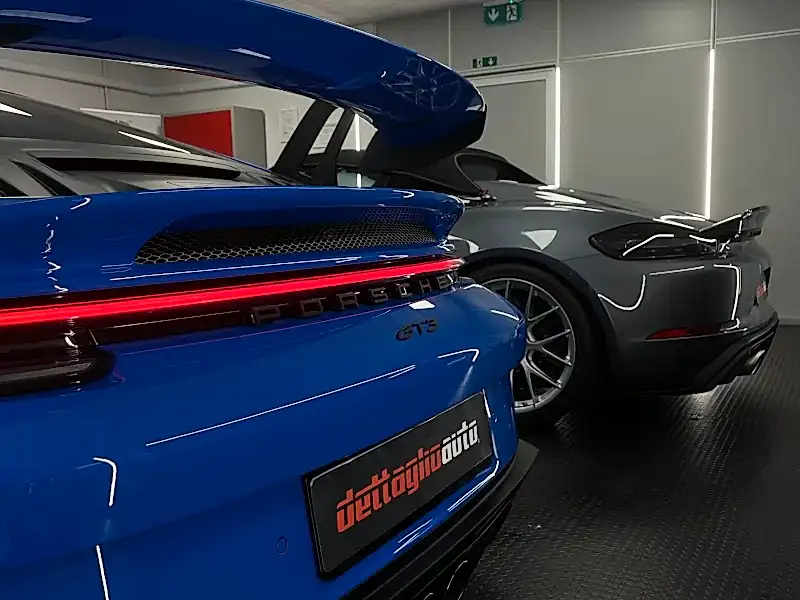 blue porsche gt3